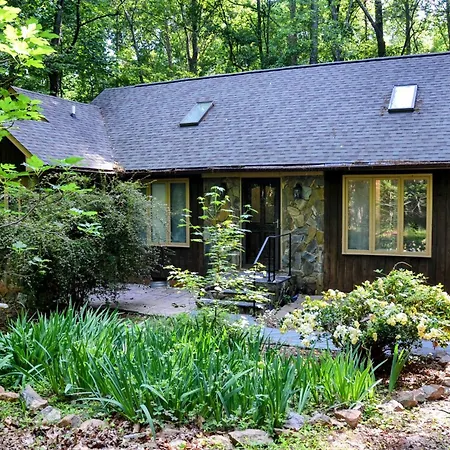 Cozy Cabin On 1 Acre Wooded Lot - In Apex Near Raleigh